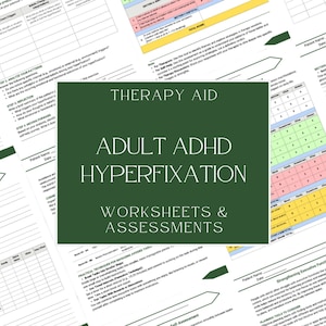 Op de afbeelding: Een verzameling werkbladen en beoordelingen voor volwassen ADHD en hyperfixatie. De centrale afbeelding toont een donkergroen vierkant met witte tekst: "Therapy Aid, Adult ADHD Hyperfixation, Worksheets & Assessments." De omliggende pagina's zijn gevuld met tekst en grafieken.