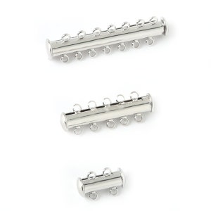 Puede incluir: Tres extensores de cadena de cuentas de metal plateado con múltiples bucles. Los extensores son de diferentes tamaños, siendo el más grande de aproximadamente 12,5 cm de largo.