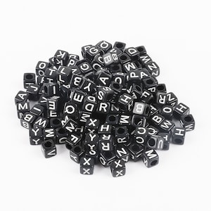100 contas de cubo de letras pretas, contas de cubo de alfabeto branco preto, cubo acrílico preto diy, contas de letras quadradas