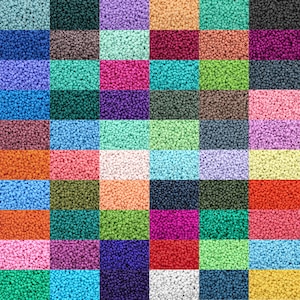 Könnte beinhalten: Eine Sammlung von 64 kleinen, runden Perlen in verschiedenen Farben, angeordnet in einem 8x8-Raster. Die Perlen sind aus Glas oder Kunststoff und haben einen Durchmesser von etwa 3 mm.
