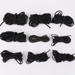 Puede incluir: Diez carretes de cordón elástico negro, de diferentes tamaños y grosores. Los cordones están dispuestos en tres filas sobre un fondo blanco.