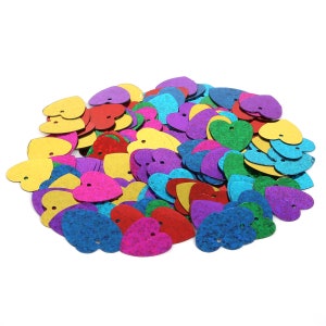 Op de afbeelding: Een grote stapel kleurrijke hartvormige pailletten. De pailletten zijn gemaakt van glanzend, iriserend materiaal en zijn verkrijgbaar in verschillende kleuren, waaronder rood, blauw, groen, geel en paars.