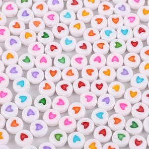 100 corações coloridos para contas de letras - contas redondas de coração pequeno arco-íris de 7 mm para uso com contas do alfabeto