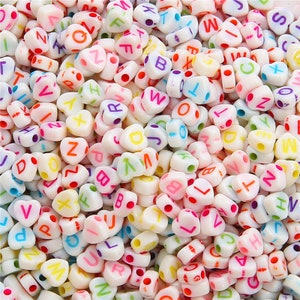 Buchstabenperlen aus Acryl - 1,5mm Loch - Regenbogen Buchstaben Perlen - Bunte Herz Alphabet Perlen - Buchstabenschmuck - 100 Stück