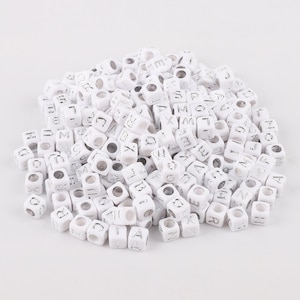 100 cuentas de cubo de letras blancas con letras de plata, cuentas de cubo de alfabeto de plata, cubo de acrílico de plata DIY, cuentas de letras cuadradas