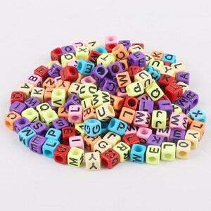 100 contas de cubo de letras sortidas de arco-íris, contas de cubo de alfabeto de arco-íris, cubo acrílico de arco-íris diy, contas de letras quadradas