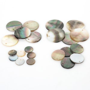 Peut inclure: Une collection de disques ronds en nacre irisée avec un trou au centre. Les disques sont de différentes tailles et nuances de brun, vert et blanc.