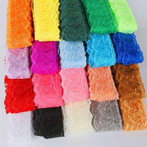 Może przedstawiać: Zestaw 20 różnych kolorów koronki. Koronka jest delikatna i ma falowany brzeg. Kolory obejmują pomarańczowy, żółty, zielony, niebieski, różowy, czerwony, brązowy, czarny, biały i szary.