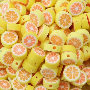 Puede incluir: Un montón grande de cuentas de plástico amarillas y naranjas con un diseño de cítricos. Las cuentas son redondas y tienen un agujero en el centro para enhebrar.