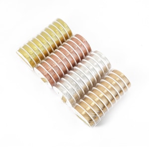 以下が含まれることがあります： 金、銅、銀、2色の金など、さまざまな色のワイヤーが5つのスプールに巻かれています。スプールは白い紙で包まれ、ラベルが貼られています。