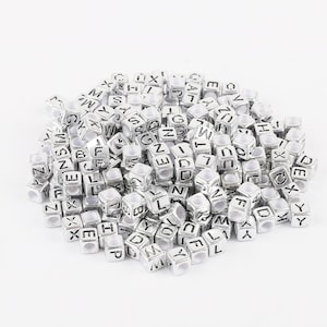 100 contas de cubo de letras de prata, contas de cubo de alfabeto de prata, cubo acrílico de prata diy, contas de letras quadradas