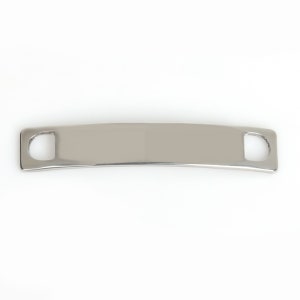 Puede incluir: Una etiqueta de metal plateada con bordes redondeados y dos agujeros para sujetarla a un collar o una correa.
