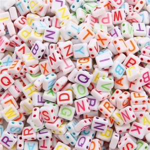 Cuentas de letras acrílicas de dos agujeros de fondo plano 8.1x7.5mm - Agujero de 1 mm - Cuentas de letras arcoíris - Cuentas de alfabeto colorido - Cuentas de doble agujero - 100 piezas