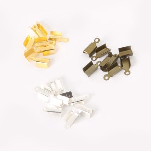 Puede incluir: Un juego de 15 tapones de cordón de metal dorado, plateado y bronce. Los tapones están diseñados para ser utilizados con cordones o cuerdas para crear joyas u otras artesanías.