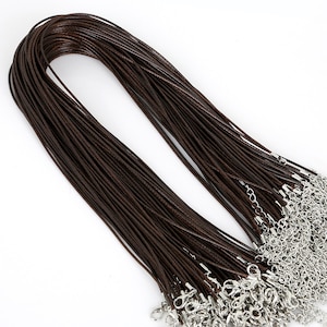 Pode incluir: Um pacote a granel de 50 cordões de algodão encerado marrom com fechos de lagosta prateados. Os cordões medem aproximadamente 45 cm de comprimento e são ideais para fazer colares, pulseiras ou outras joias.