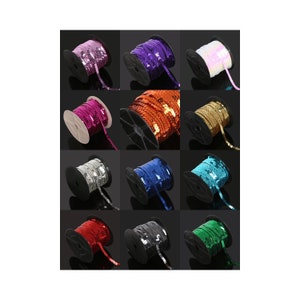 Pode incluir: Doze carretéis de guarnição de lantejoulas em várias cores, incluindo prata, ouro, vermelho, azul, verde, roxo e rosa. Cada carretel é enrolado com um comprimento contínuo de guarnição, perfeito para adicionar brilho a artesanato e roupas.