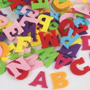 50 unidades de letras sortidas bordadas costuram em apliques DIY - 28 mm