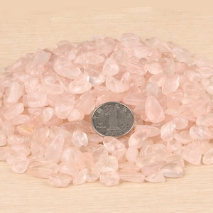 Bulk 100g natuurlijke rozenkwarts chip steen (ongeveer 7mm ~ 9mm) kleine rozenkwarts rotsen, kleine kristal stenen rotsen