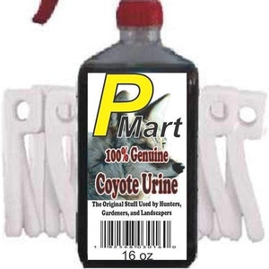 Könnte beinhalten: Eine 473 ml Flasche mit 100% echtem Kojotenurin. Die Flasche ist mit "P Mart" beschriftet und trägt den Text "Das Originalprodukt, das von Jägern, Gärtnern und Landschaftsgärtnern verwendet wird".