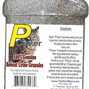 Puede incluir: Un frasco de plástico transparente lleno de gránulos grises etiquetado como "P-Cover 100% Genuine Bobcat Urine Granules". La etiqueta también incluye una imagen de un lince, instrucciones de uso y la información de contacto de ThePeeMart.com.