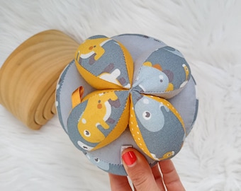 Dinosaurusbal voor babyjongen, Montessori baby, aangrijpend speelgoed voor pasgeborenen, rammelaarspeelgoed voor babyshower, grijs en mosterdkleur, stoffen speelgoed