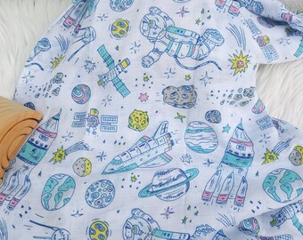 Kocyk muślinowy z bawełny organicznej Space Print, osłonka do karmienia