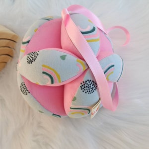 ORGANISCHE Rainbow babybal, Montessori puzzelbal, takane bal voor babymeisje, baby sensorisch speelgoed, regenboogcadeau voor pasgeborene, autostoel speelgoed, GOTS
