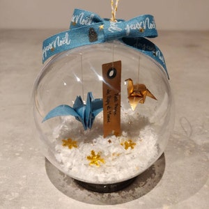 Boule transparente personnalisée 8-10-12 cm pour décoration intérieur, fête, cadeau naissance | Deux grues en origami et message suspendus