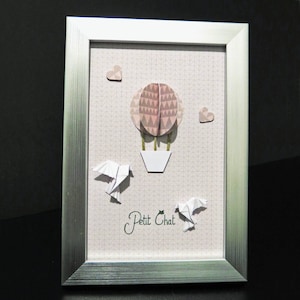 Cadre pour décoration intérieur, fête des mères, cadeau anniversaire | Montgolfière et deux colombes en origami avec message personnalisé