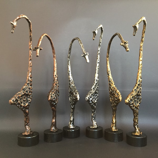 Objet décoratif en métal moulé inspiré de la girafe