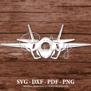 Könnte beinhalten: Weiße Silhouette eines Kampfjets vor einem braunen Holzmaserungshintergrund. Das Bild enthält den Text "SVG - DXF - PDF - PNG" und "ORIGINAL DESIGNS BY CUTSYSTUDIO.ETSY.COM".