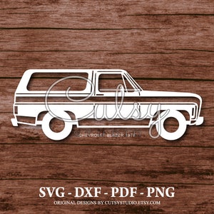Peut inclure: Silhouette blanche d'un Chevrolet Blazer 1976, un SUV classique, sur un fond en bois. L'image comprend le texte "SVG - DXF - PDF - PNG" et "ORIGINAL DESIGNS BY CUTSYSTUDIO.ETSY.COM".