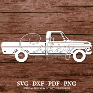 Könnte beinhalten: Eine weiße Silhouette eines Vintage-Pickups vor einem Holzmaserungshintergrund. Der LKW ist nach links gerichtet und hat eine lange Ladefläche. Das Bild enthält den Text "SVG - DXF - PDF - PNG" und "ORIGINAL DESIGNS BY CUTSYSTUDIO.ETSY.COM".