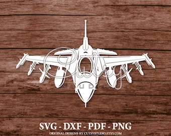 Puede incluir: Una silueta blanca de un avión de combate sobre un fondo de madera marrón. El avión está de frente al espectador con las alas extendidas. El texto "SVG - DXF - PDF - PNG" está debajo del avión.