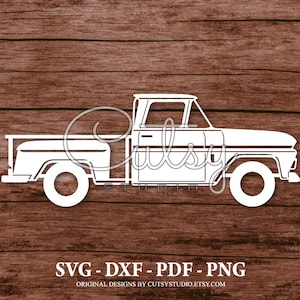 Peut inclure: Une silhouette blanche d'un camion vintage sur un fond de bois brun. Le camion est orienté vers la droite et possède une benne.