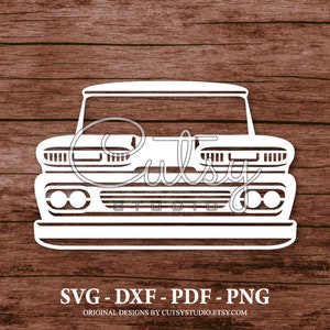 Puede incluir: Silueta blanca de una camioneta clásica con una parrilla delantera detallada y faros. La camioneta está aislada sobre un fondo de madera.