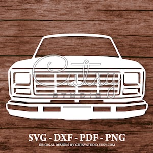 Può includere: Silhouette bianca di un pick-up vintage con griglia e fari. Il camion è su uno sfondo in legno. SVG - DXF - PDF - PNG. Design originali di CutsyStudio.Etsy.com