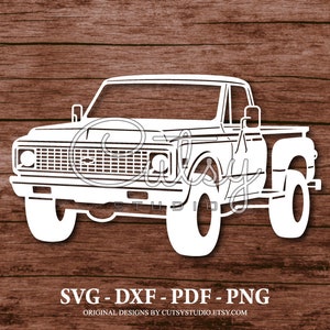 Peut inclure: Silhouette blanche d'un pick-up vintage avec une grande calandre et une longue benne. Le camion est sur un fond en bois.