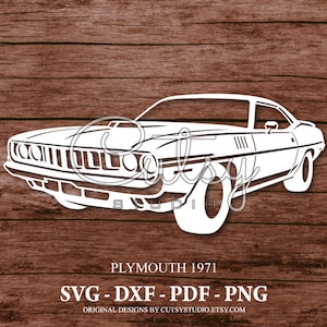 Könnte beinhalten: Weiße Silhouette eines 1971er Plymouth Cuda Muscle Cars auf einem Holzmaserungshintergrund. Das Auto ist mit dem Kühlergrill und den Scheinwerfern zum Betrachter gerichtet. Der Text "PLYMOUTH 1971" und "SVG - DXF - PDF - PNG" befindet sich unter dem Auto.