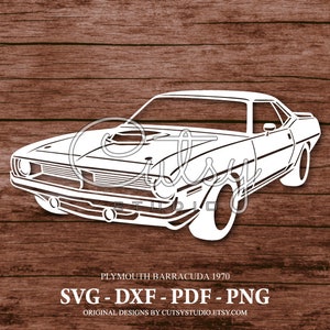 Könnte beinhalten: Eine weiße Strichzeichnung eines Plymouth Barracuda von 1970 auf einem braunen Holzmaserungshintergrund. Das Bild enthält den Text "PLYMOUTH BARRACUDA 1970" und Dateitypoptionen: SVG, DXF, PDF und PNG. Der Etsy-Shop-Name ist ebenfalls enthalten.