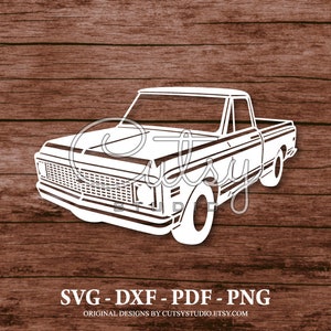Könnte beinhalten: Weiße Silhouette eines Vintage-Pickups vor einem braunen Holzmaserungshintergrund. Der LKW hat eine lange Ladefläche und einen großen Kühlergrill. Das Bild enthält den Text "SVG - DXF - PDF - PNG" und "ORIGINAL DESIGNS BY CUTSYSTUDIO.ETSY.COM".