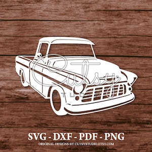 Könnte beinhalten: Weiße Silhouette eines Vintage-Pickups vor einem Holzmaserungshintergrund. Der LKW hat einen großen Kühlergrill und eine lange Ladefläche. Das Bild enthält den Text "SVG - DXF - PDF - PNG" und "ORIGINAL DESIGNS BY CUTSYSTUDIO.ETSY.COM".