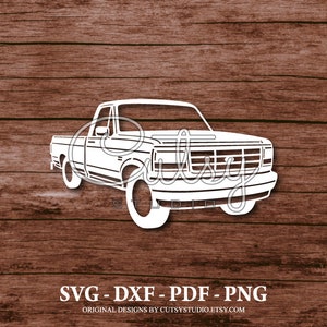 Può includere: Silhouette bianca di un pick-up su uno sfondo di legno.  SVG - DXF - PDF - PNG. Design originali di cutsystudio.etsy.com