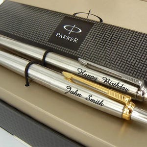 Gepersonaliseerde gegraveerde, op maat gemaakte Parker Jotter-set of -pen. Wordt geleverd met geschenkdoos. Geweldig cadeau-idee Verjaardag Bruiloft Kerst Afstuderen Pennen