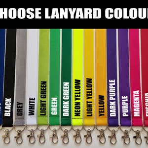 Puede incluir: Una colecci&oacute;n de diecisiete cordones de tela con cierres de mosquet&oacute;n de metal, dispuestos verticalmente en fila. El texto CHOOSE LANYARD COLOUR aparece en la parte superior. Cada correa es de un color s&oacute;lido diferente, etiquetada con texto blanco: azul, azul claro, marino, negro, gris, blanco, verde claro, verde, verde oscuro, amarillo ne&oacute;n, amarillo claro, amarillo, morado oscuro, morado, magenta, fucsia, naranja y rojo.