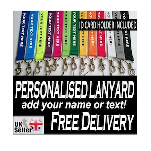 Puede incluir: Una colección de doce cordones de tela en varios colores, incluyendo azul, amarillo, morado, rosa, verde, naranja, rojo, blanco, gris y negro. Cada cordón cuenta con un mosquetón de metal y el texto impreso YOUR TEXT HERE.