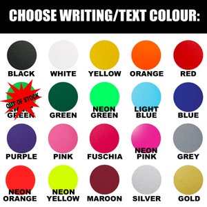 Puede incluir: Una carta de colores titulada CHOOSE WRITING/TEXT COLOUR que presenta veinte muestras circulares en negro, blanco, amarillo, naranja, rojo, verde claro con una estrella OUT OF STOCK, verde, verde ne&oacute;n, azul claro, azul, morado, rosa, fucsia, rosa ne&oacute;n, gris, naranja ne&oacute;n, amarillo ne&oacute;n, granate, plata y oro.
