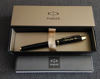 Stylo plume Parker IM noir gravé personnalisé avec bordures dorées avec votre nom ou votre texte ! Excellente idée cadeau pour un anniversaire, un mariage, Noël