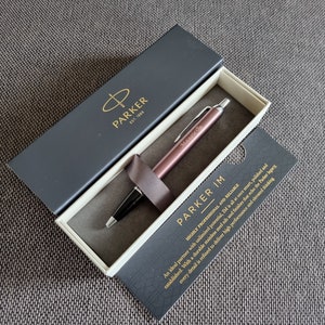 Stylo à bille gravé personnalisé Parker IM violet clair, rose dans une boîte cadeau Fast UK Un cadeau idéal pour une enseignante, une maman et une femme
