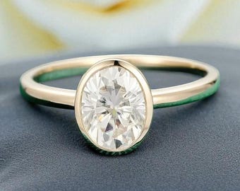 Anillo con diamante simulado ovalado de 2 quilates engastado en bisel: Anillo de viaje de plata de ley